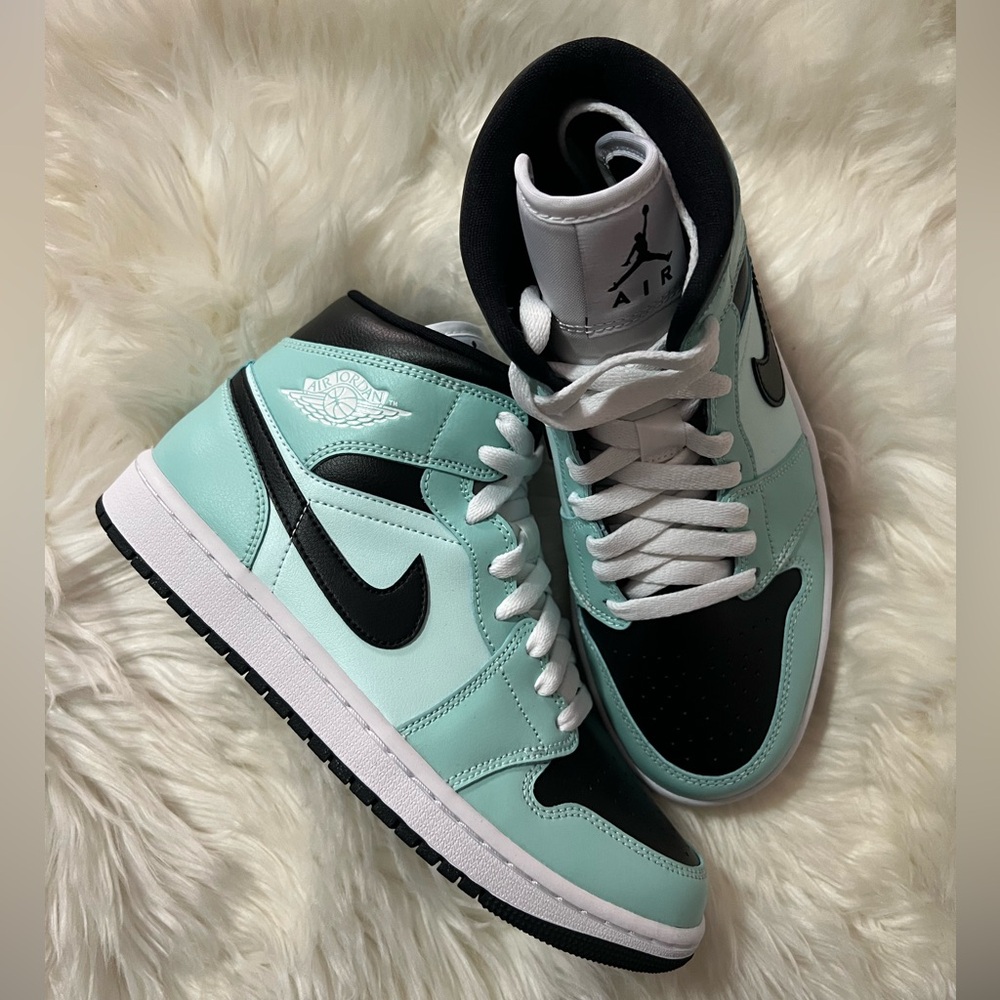 Women’s Air Jordan 1 mid light dew/black teal tint
